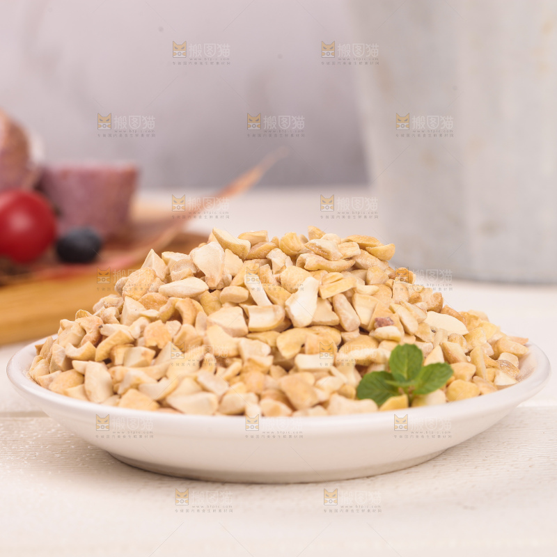 盘子里的腰果碎