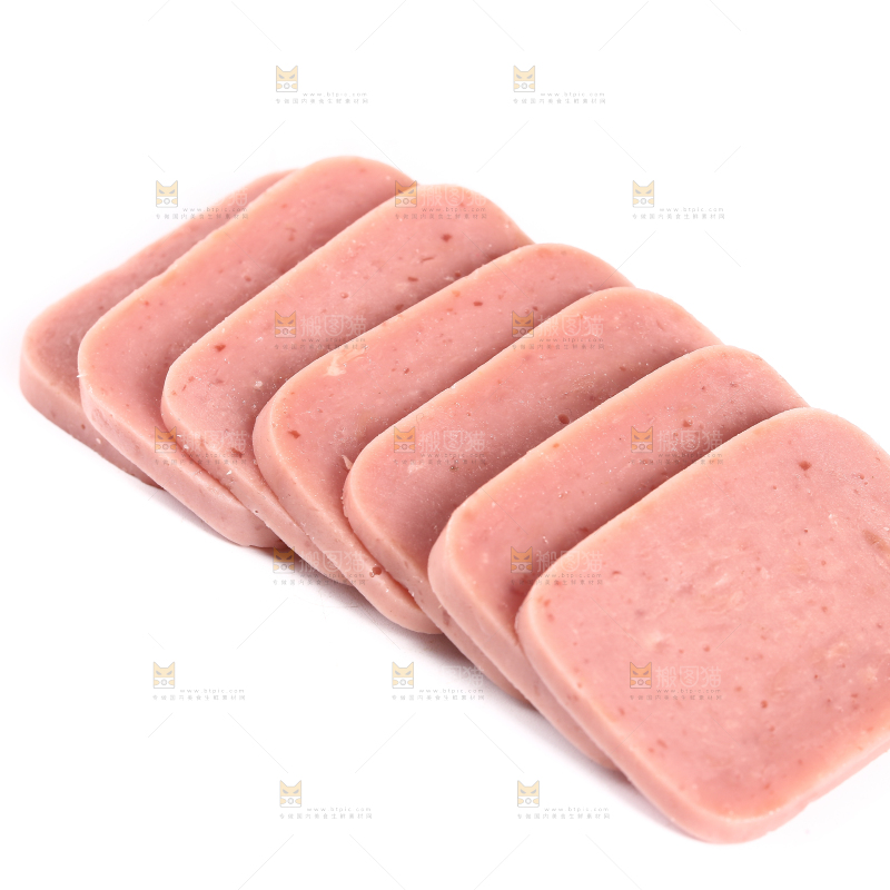 白底上放着切块的午餐肉