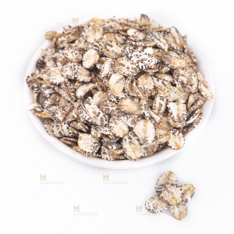 白底上放着一盘黑麦片