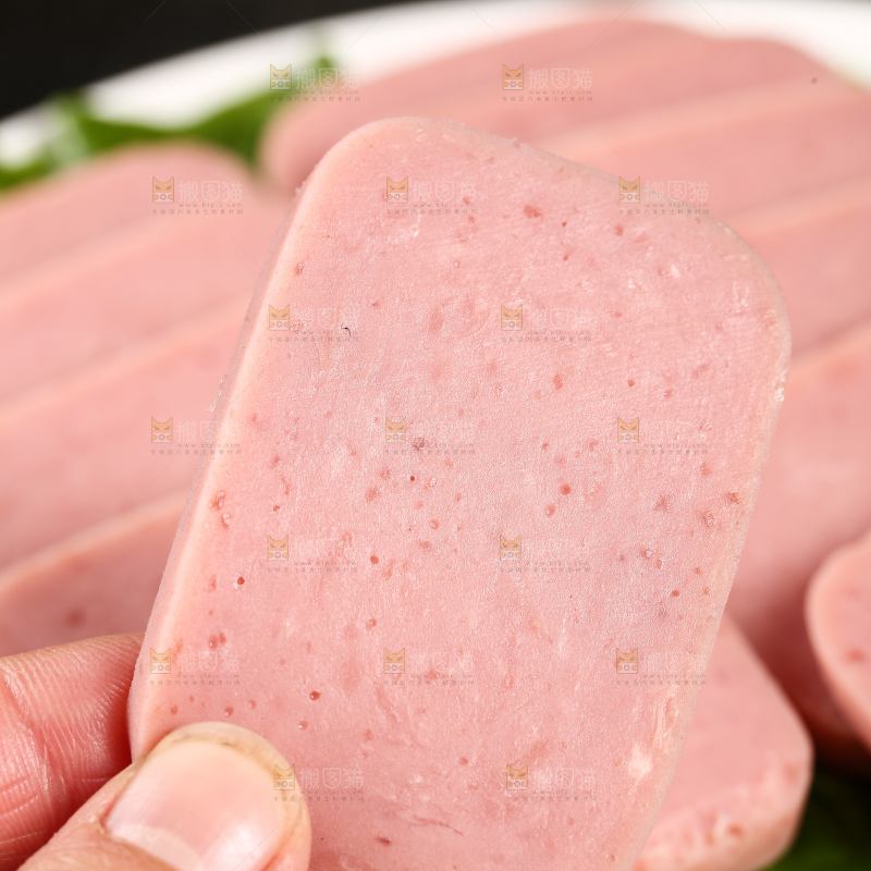 手上拿着午餐肉片