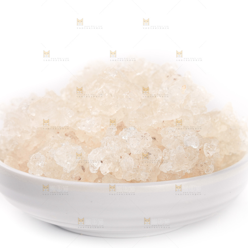 白底上放着一盘雪燕