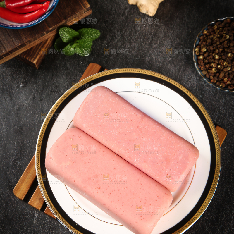 木板上放着一盘火腿肠