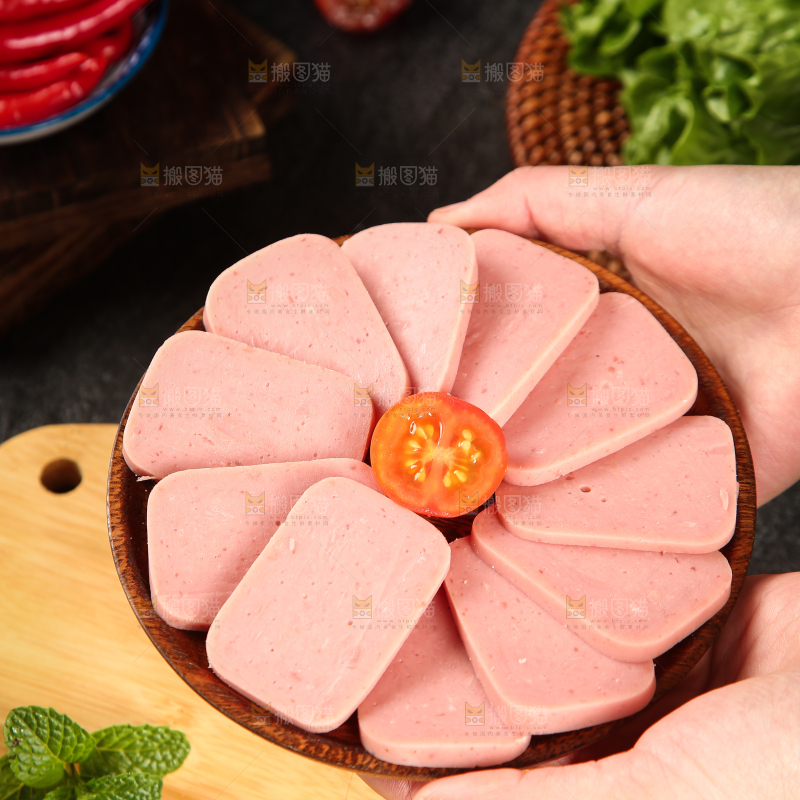 手里端着一盘午餐肉肠片