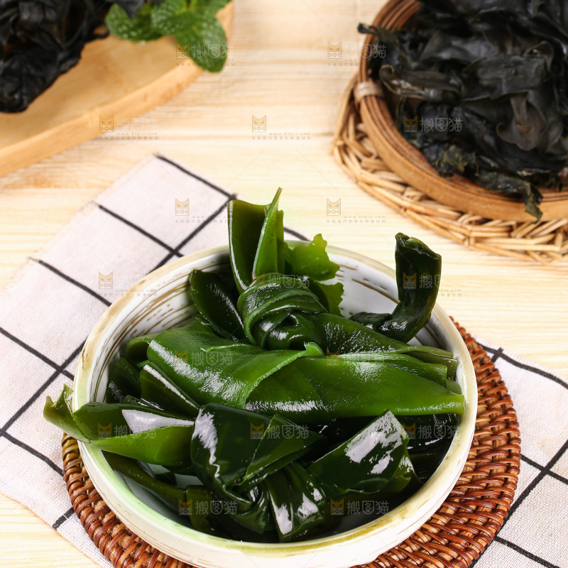垫子上放着一盘泡发过的海带扣