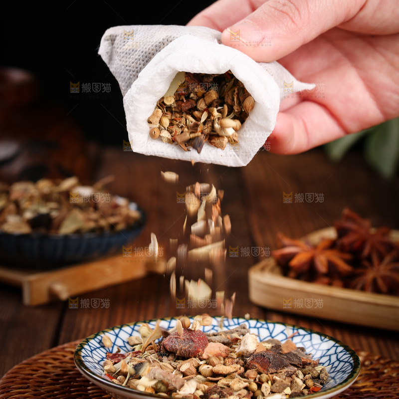 手里倒着卤料