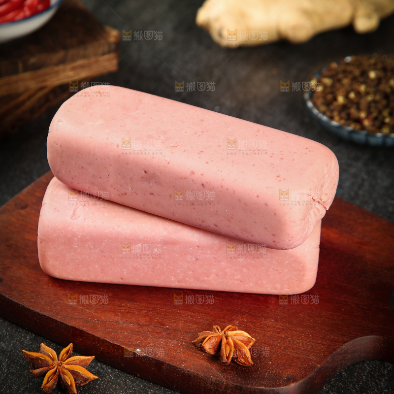 木板上放着午餐肉