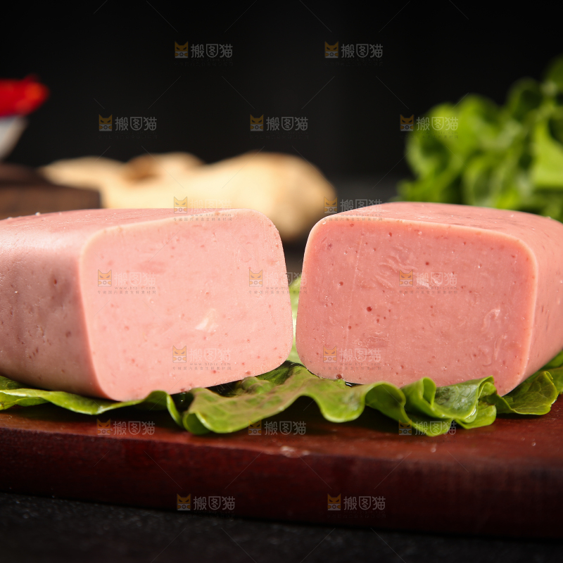 木板上放着火腿肠