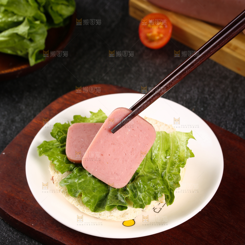 筷子夹着午餐肉切片