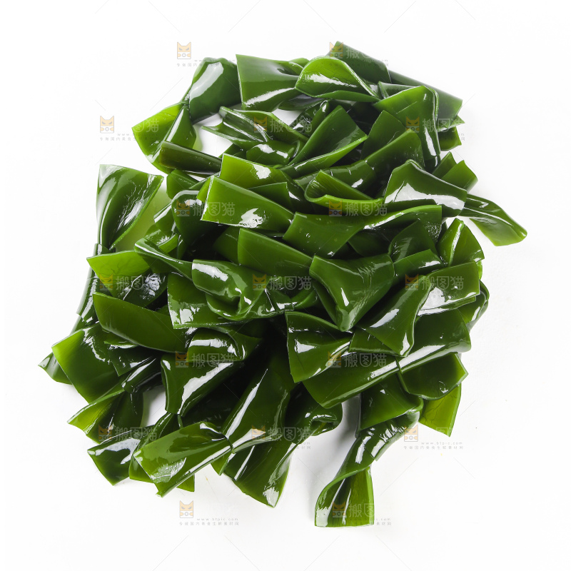 白底上放着一堆泡发过的海带结