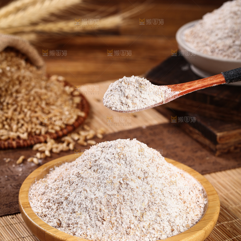 勺子上舀着黑全麦粉