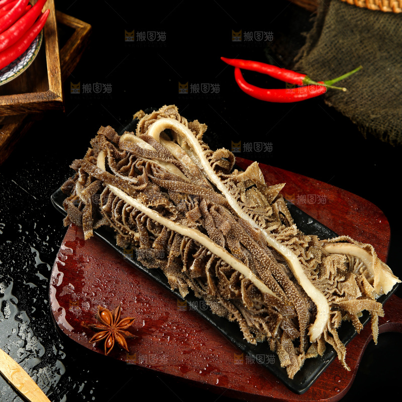 木板上放着火锅牛百叶