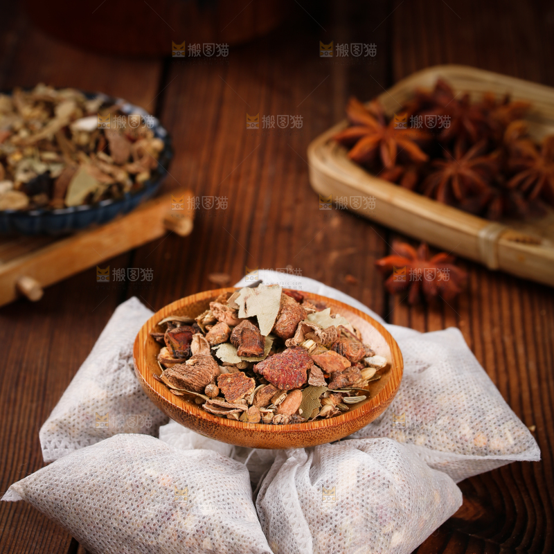 盘子里装着卤肉料包