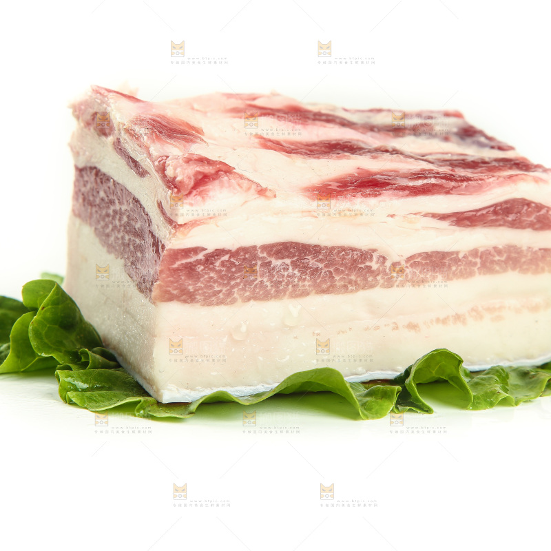 白底上放着五花肉