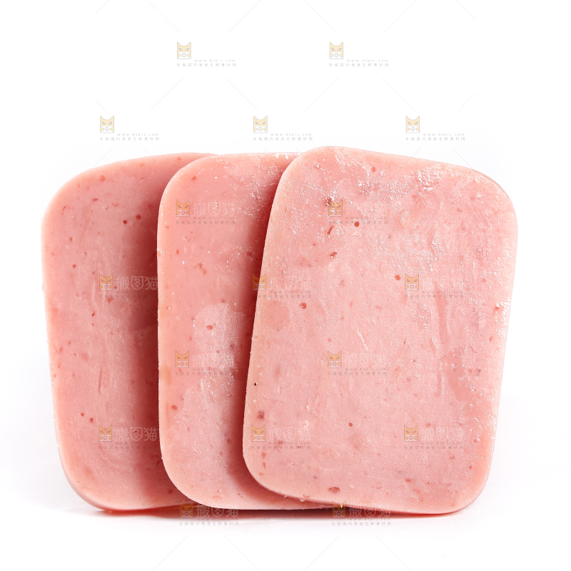 白底上放着切块的午餐肉