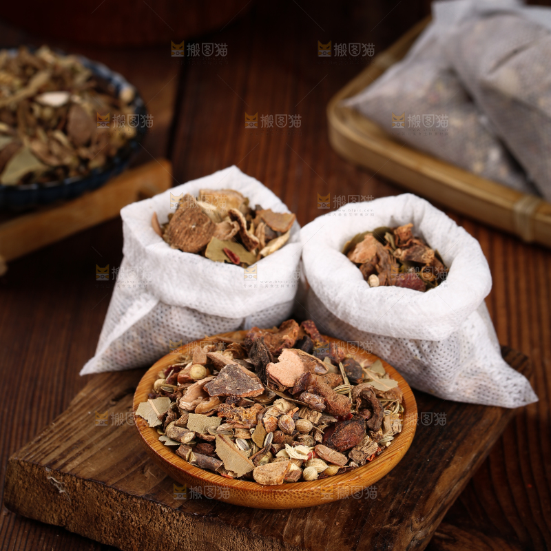 木底上放着卤料包