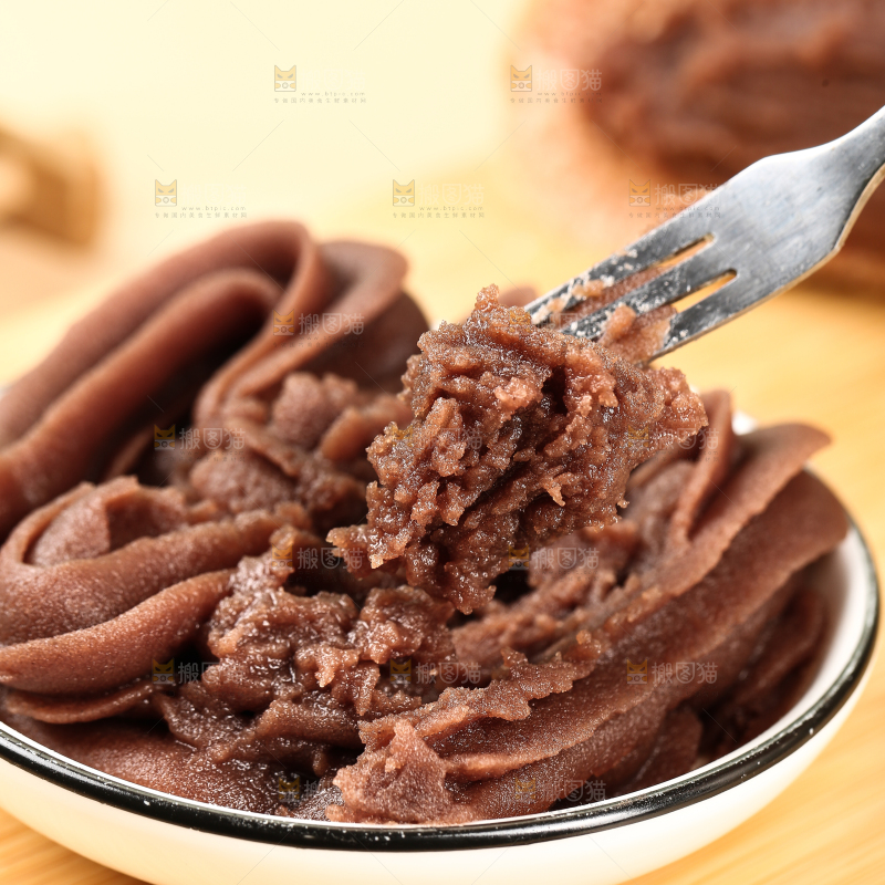 叉子上挑着红豆沙