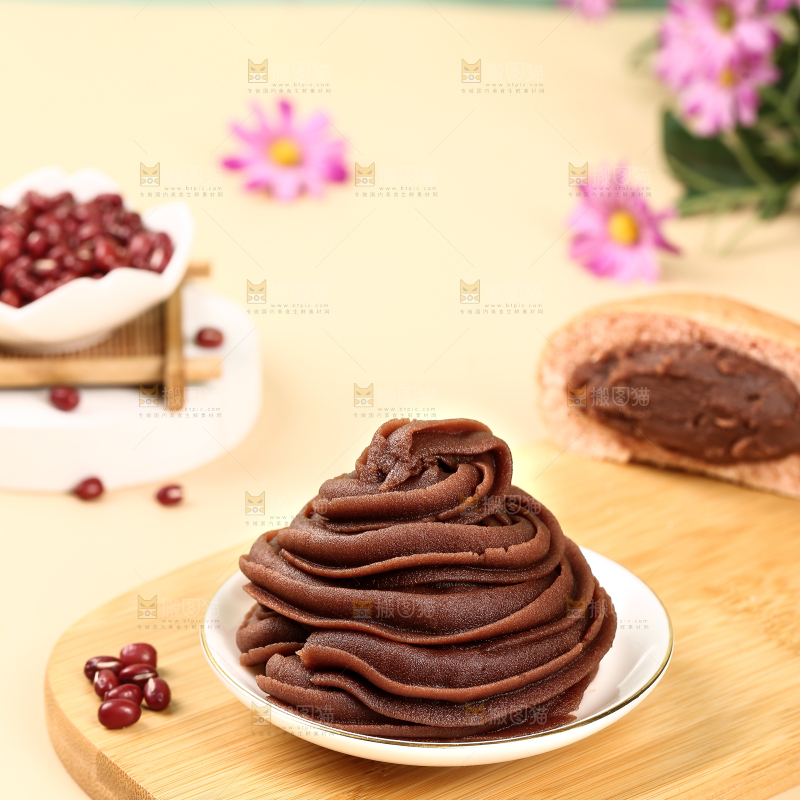 碟子里装着红豆沙