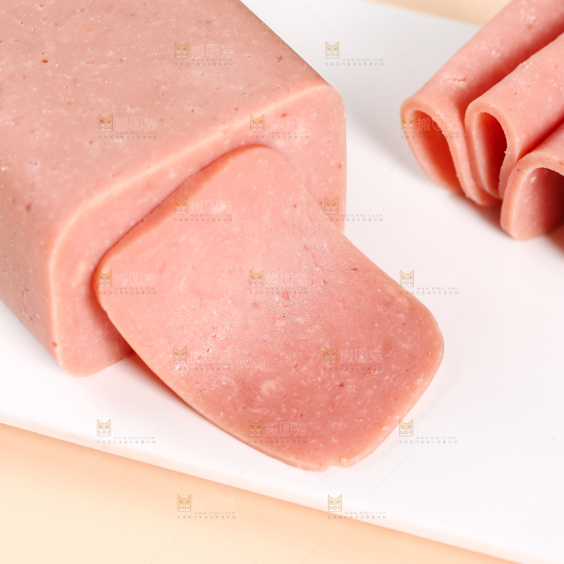 盘子里的午餐肉
