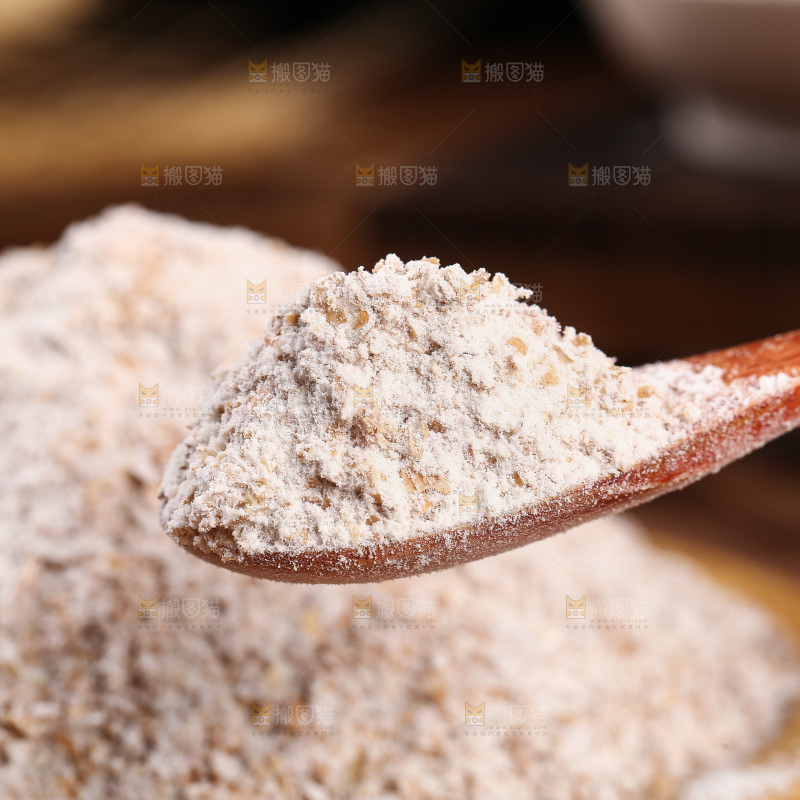 勺子上舀着黑全麦粉