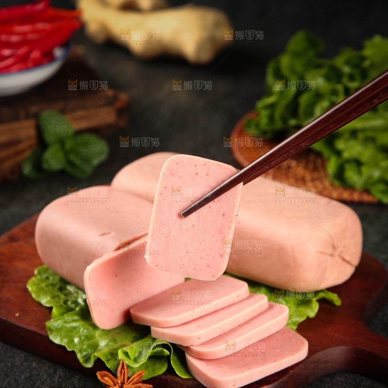 筷子上夹着午餐肉