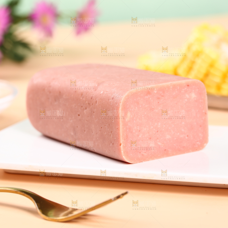 盘子里的午餐肉