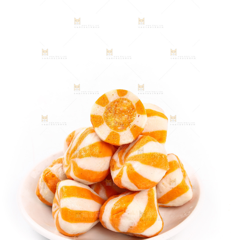 白底上放着一碟心鱼丸
