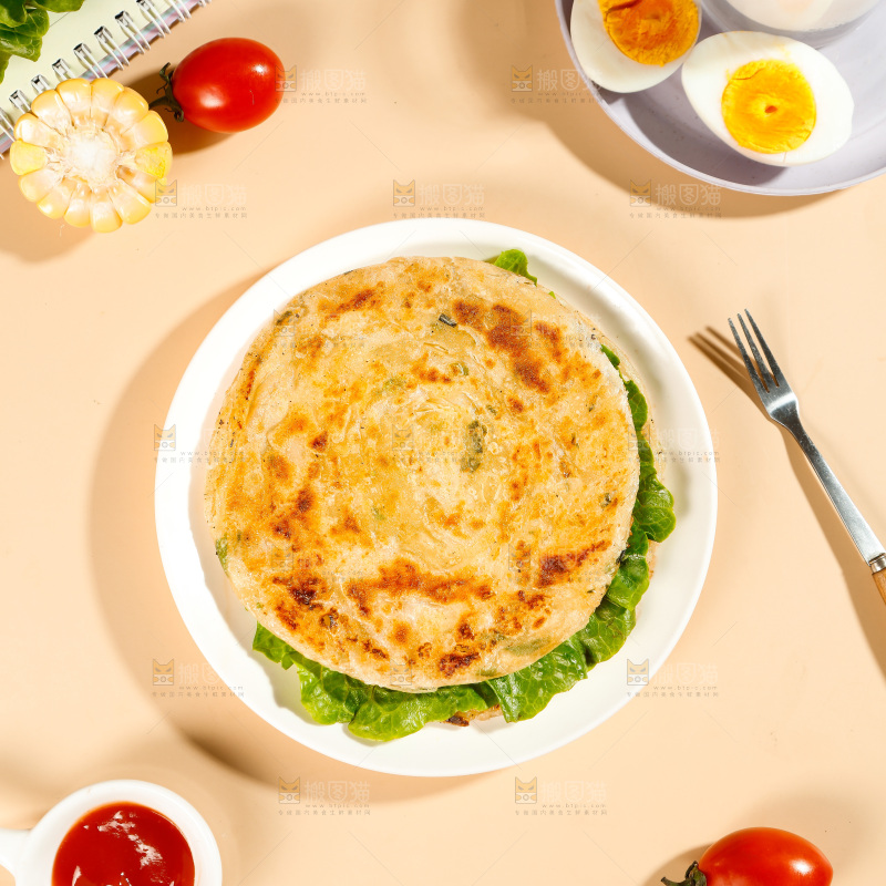 浅底上放着一盘手抓饼