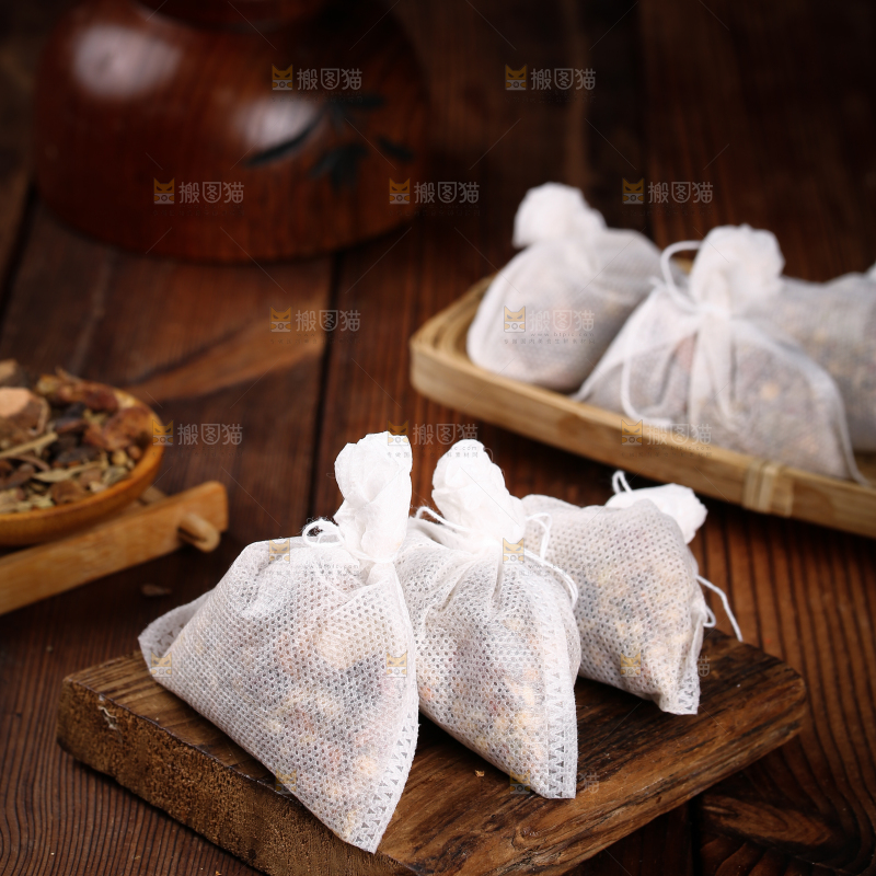 木板上放着卤料包