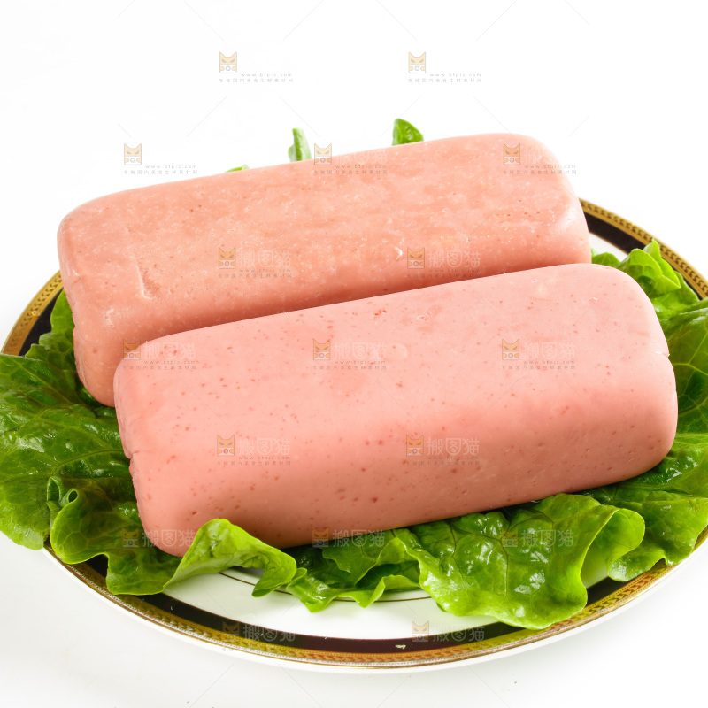白底上放着一盘午餐肉