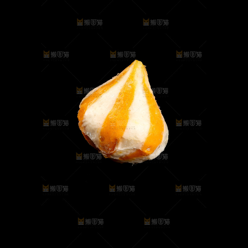 黑底上放着鱼籽包