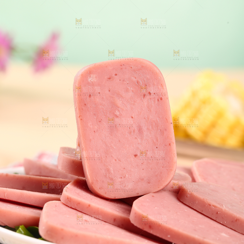 一盘午餐肉切片