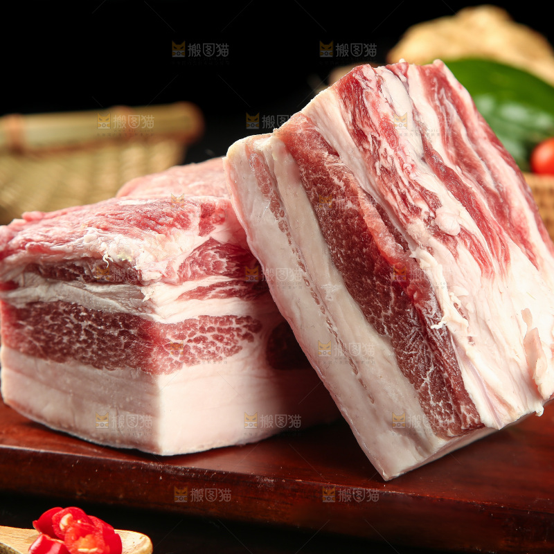 木板上放着带皮五花肉