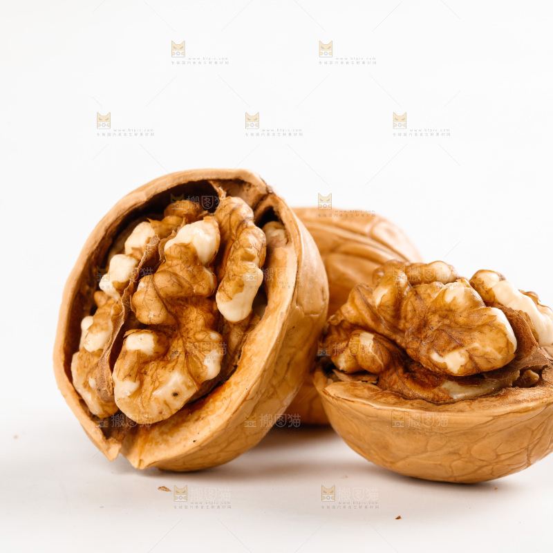 白底上放着纸皮烤核桃