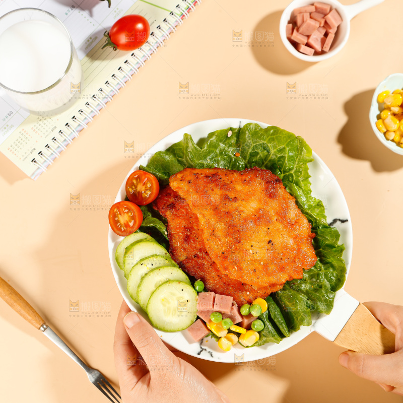 手里端着一盘鸡排