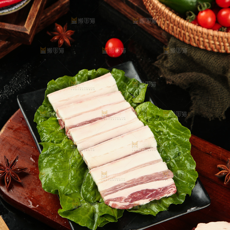 木板上放着一盘五花肉片