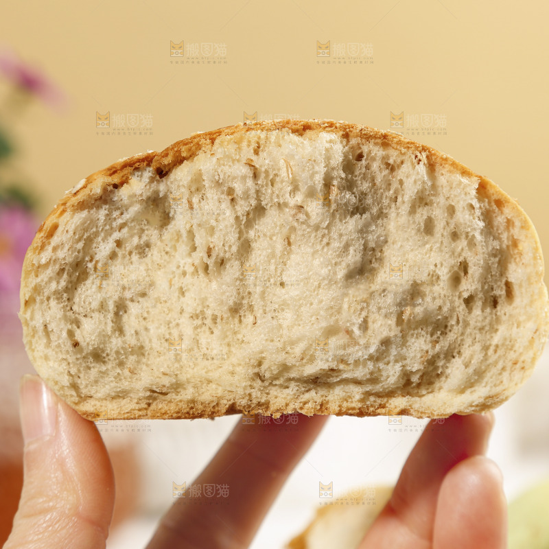手里拿着全麦面包