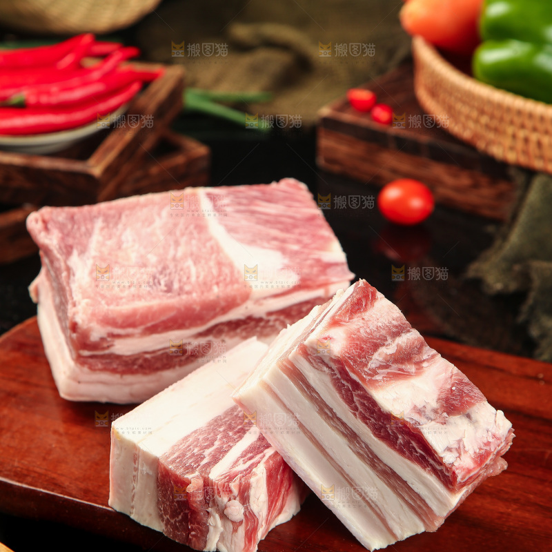 木板上放着五花咸肉