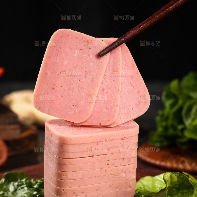 筷子夹着午餐肉切片