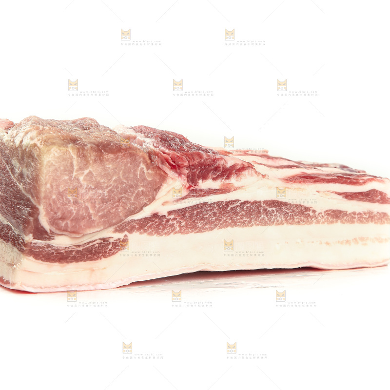 白底上放着五花肉