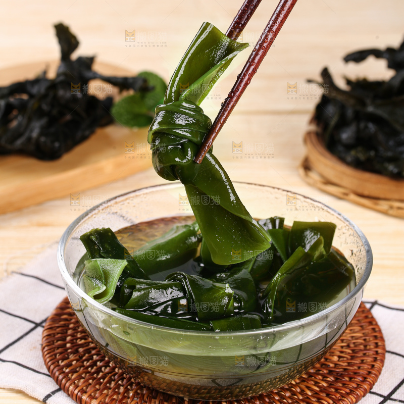 筷子上夹着泡发过的海带结