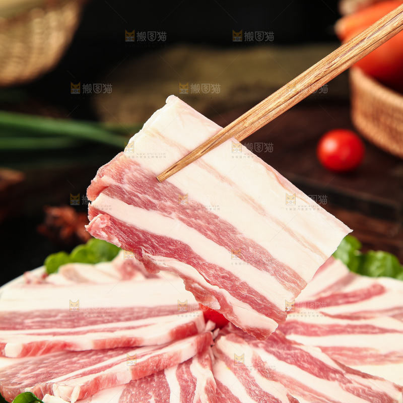 筷子上夹着猪肉