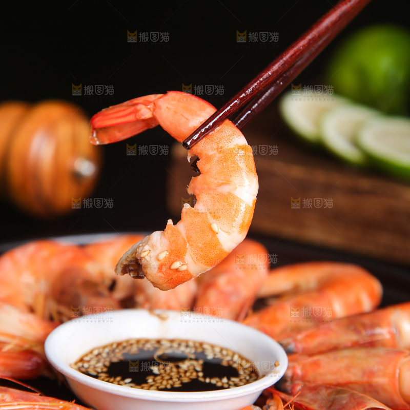 筷子上夹着白灼对虾