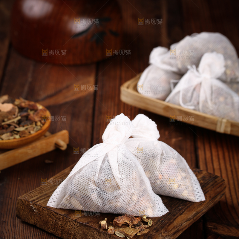 木板上放着卤料包