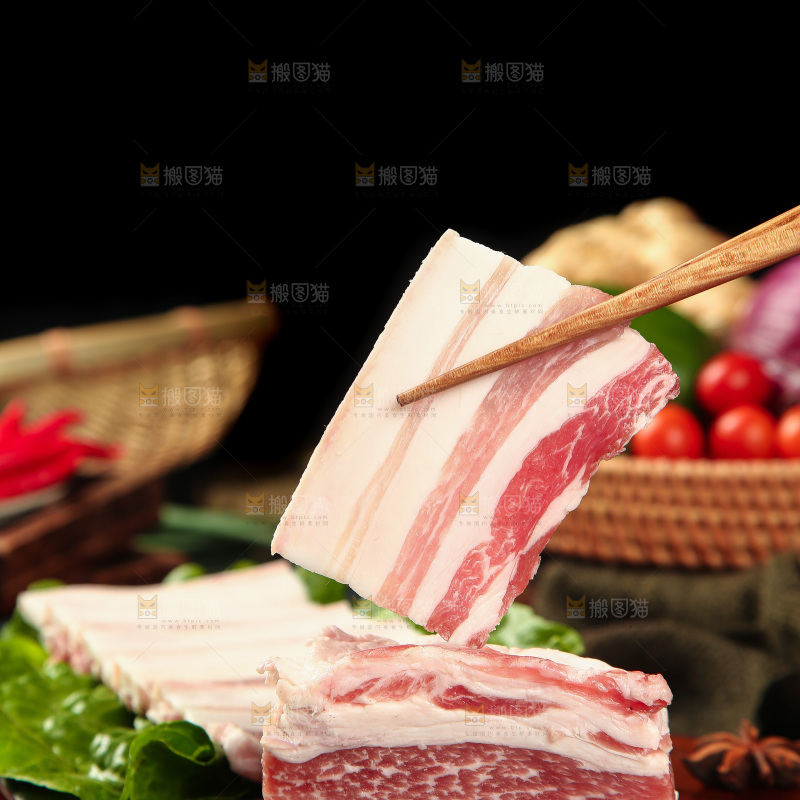 筷子上夹着五花肉片