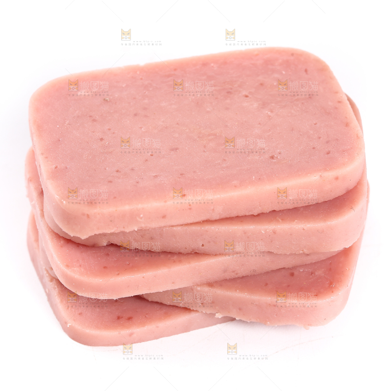白底上放着切块的午餐肉