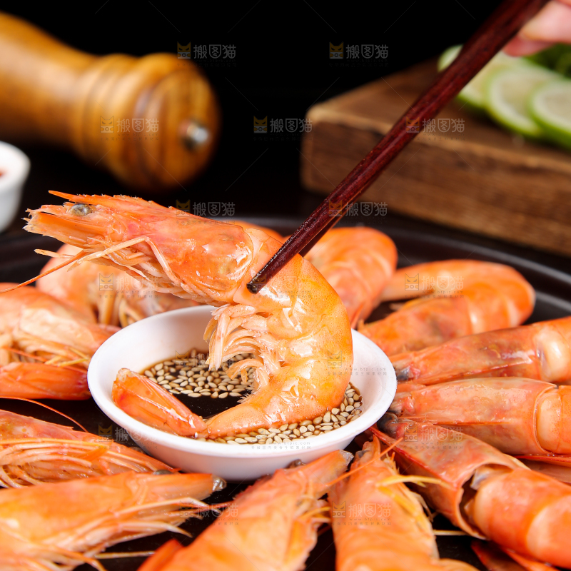 筷子上夹着白灼对虾