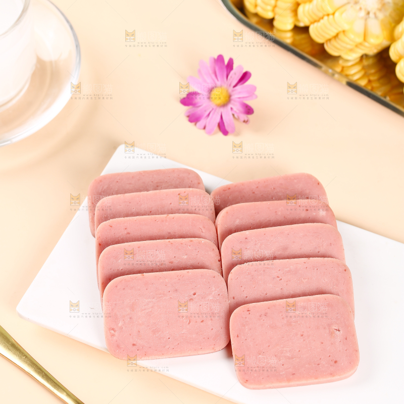 盘子里的午餐肉切片