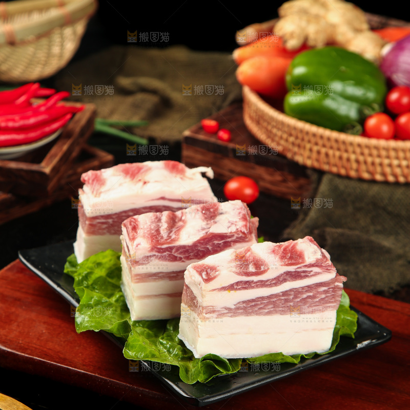 木底上放着一盘五花腊肉