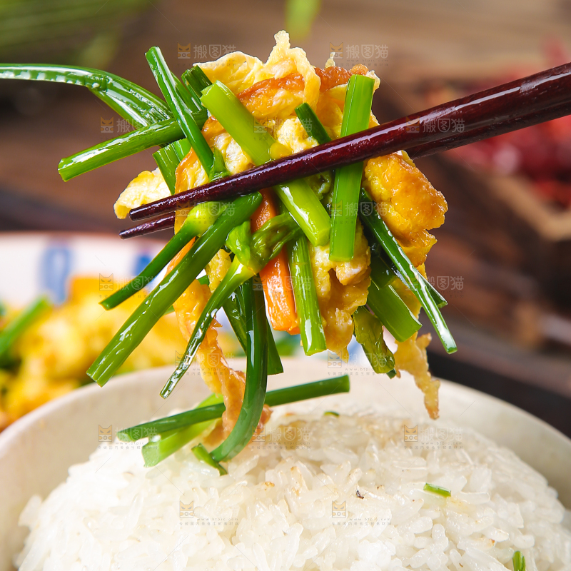 筷子上夹着韭苔炒鸡蛋