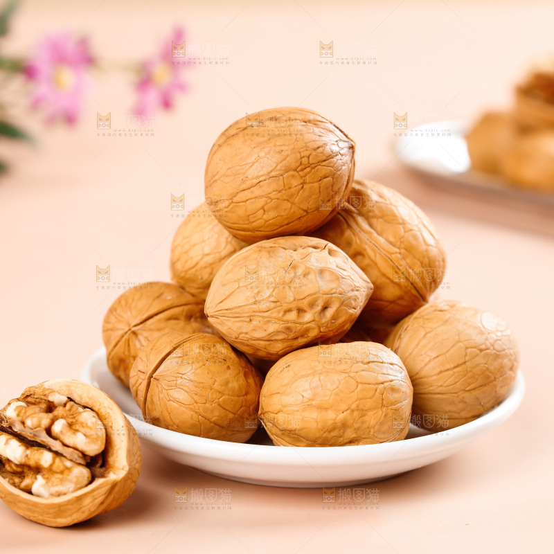 粉底上放着一盘烤核桃